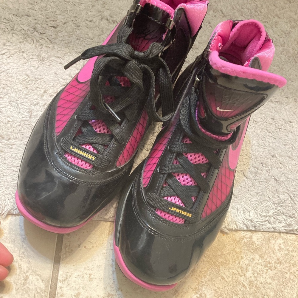 Nike CLASSIC LeBron James Breast Cancer Sneakers - 8/12/2009 🏀 - Picture 5 of 16